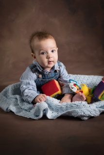 The bright daylight balanced LED modeling light makes it possible to capture photos of babies without startling them. 