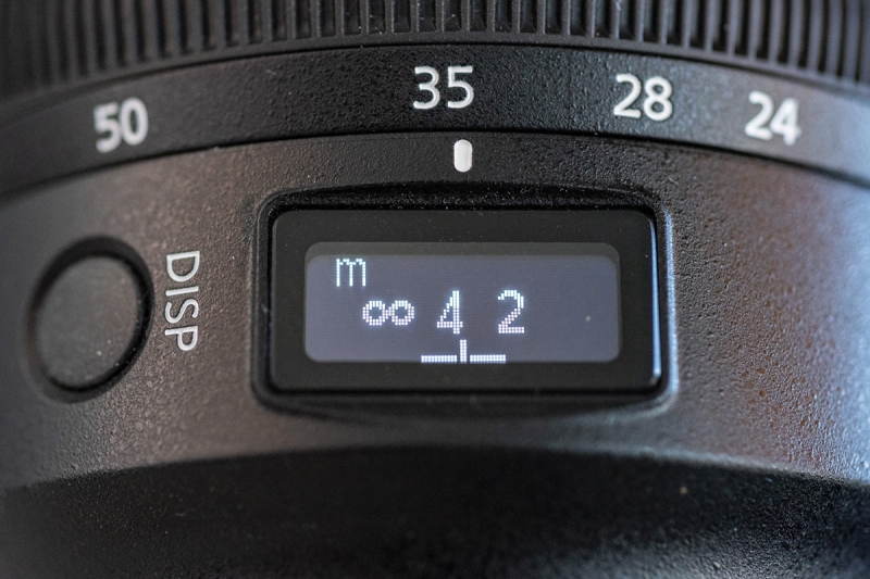 Focus distance and depth of field are shown in the display window.